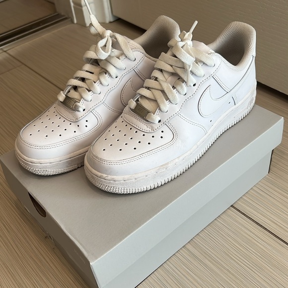 Women’s Air Force ones size 6.5 - Picture 2 of 4